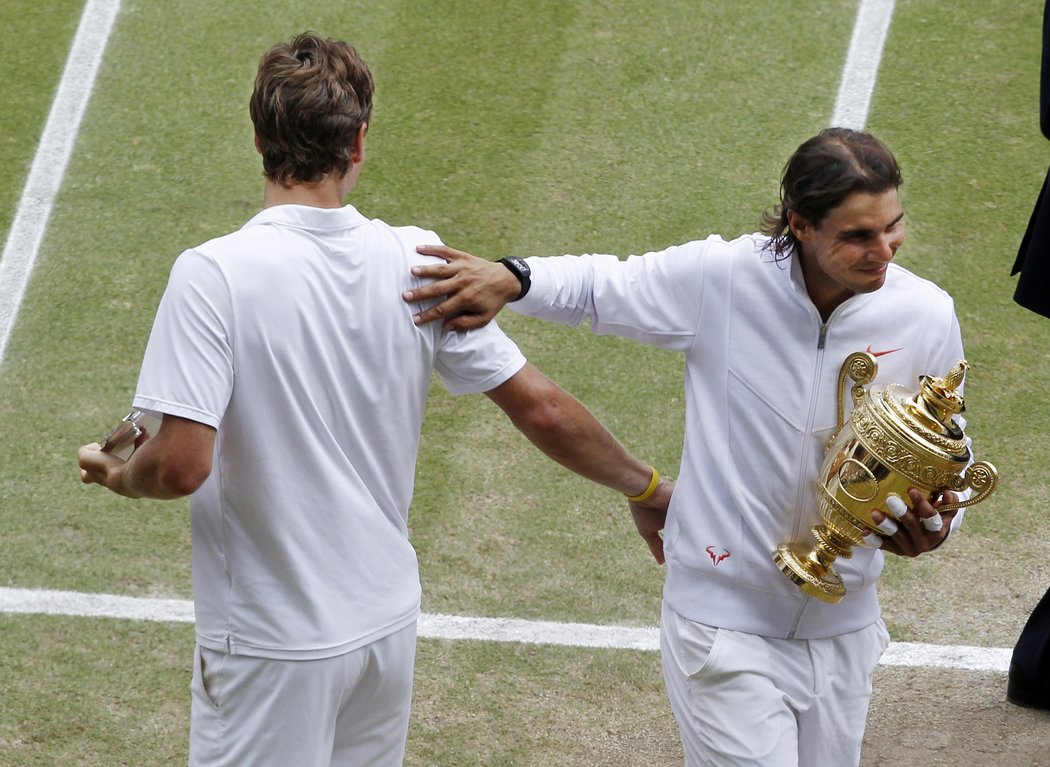 Rafael Nadal přátelsky plácá po zádech Tomáše Berdycha.