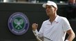 Tomáš Berdych se raduje z dobrého úderu v zápase prvního kola Wimbledonu proti Slováku Kližanovi