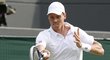 Tomáš Berdych vrací míč Slováku Kližanovi v prvním kole Wimbledonu