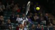 Tomáš Berdych podává v zápase prvního kola Wimbledonu proti Martinu Kližanovi ze Slovenska