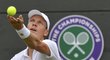 Tomáš Berdych podává proti Slováku Kližanovi v prvním kole Wimbledonu