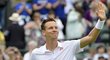 Tomáš Berdych mává fanouškům po své výhře nad Martinem Kližanem v prvním kole Wimbledonu