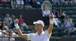 Tomáš Berdych se raduje z vítězství nad Kevinem Andersonem ve třetím kole Wimbledonu