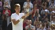 Tomáš Berdych děkuje fanouškům po své výhře nad Alexandrem Zverevem ve třetím kole Wimbledonu