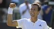 Tomáš Berdych se raduje z vítězství nad Španělem Ferrerem a postupu do osmifinále Wimbledonu