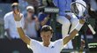 Tomáš Berdych děkuje fanouškům po postupu do osmifinále Wimbledonu