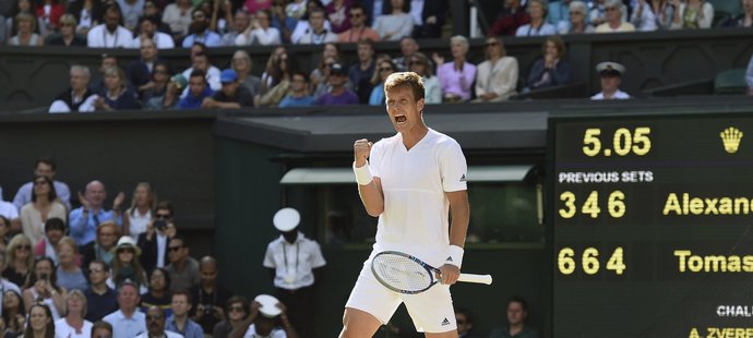 Tomáš Berdych se raduje z postupu do osmifinále Wimbledonu po výhře nad Alexandrem Zverevem