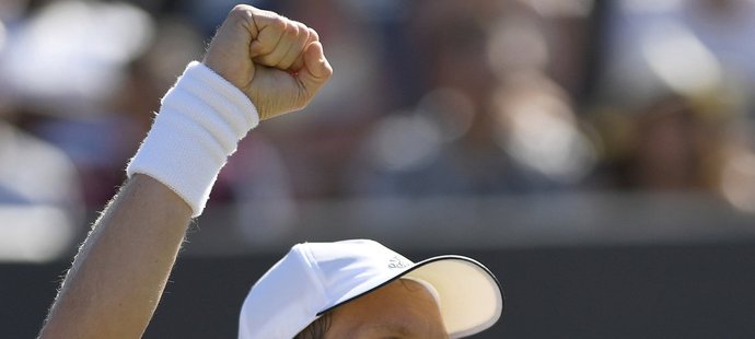 Je to tam! Tomáš Berdych se raduje z postupu do osmifinále Wimbledonu.