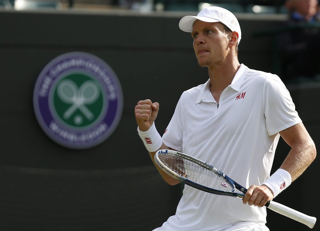 Tomáš Berdych se raduje z dobrého úderu v zápase prvního kola Wimbledonu proti Slováku Kližanovi