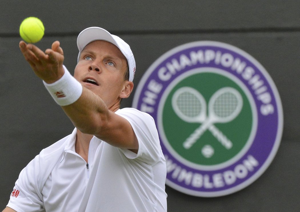 Tomáš Berdych podává proti Slováku Kližanovi v prvním kole Wimbledonu