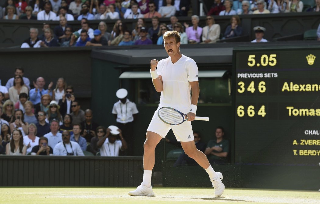 Tomáš Berdych se raduje z postupu do osmifinále Wimbledonu po výhře nad Alexandrem Zverevem