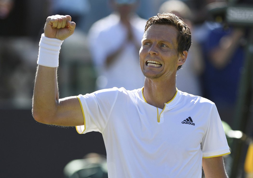 Tomáš Berdych se raduje z vítězství nad Španělem Ferrerem a postupu do osmifinále Wimbledonu