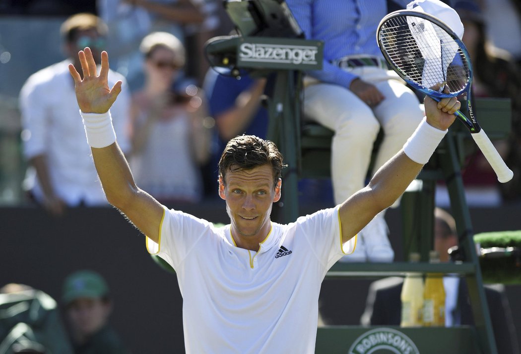 Tomáš Berdych děkuje fanouškům po postupu do osmifinále Wimbledonu