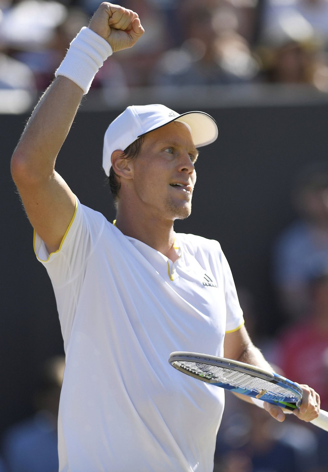 Je to tam! Tomáš Berdych se raduje z postupu do osmifinále Wimbledonu.