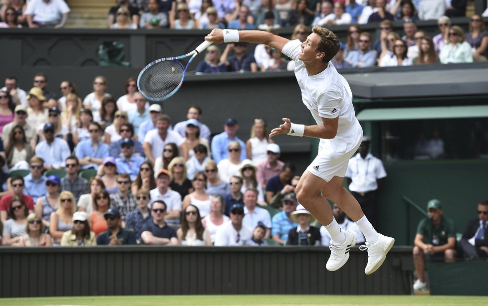 Tomáš Berdych podává v zápase třetího kola Wimbledonu proti Alexandru Zverevovi