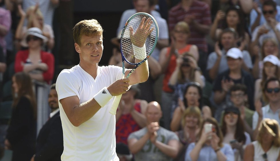 Tomáš Berdych děkuje fanouškům po své výhře nad Alexandrem Zverevem ve třetím kole Wimbledonu