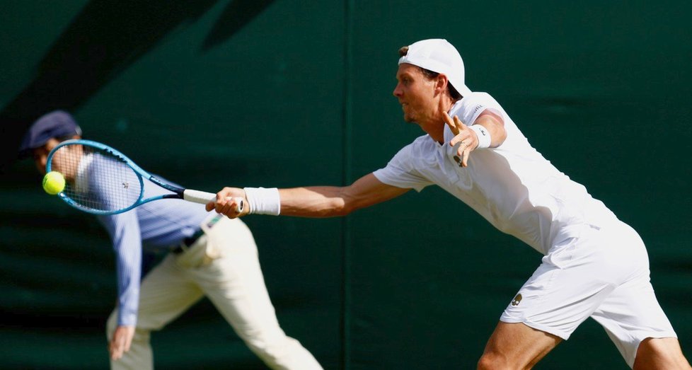 V prvním kole Wimbledonu prohrál Berdych s Američanem Taylorem Fritzem ve třech setech