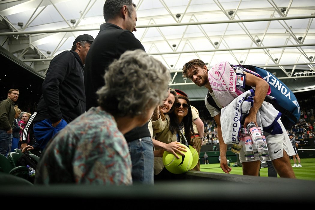 Tomáš Macháč se po prohře v prvním kole Wimbledonu fotí s fanoušky