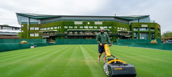 Trávníkáři ve Wimbledonu stále udržují pečlivě střižený trávník, letos ale All England Club zůstal osiřelý.