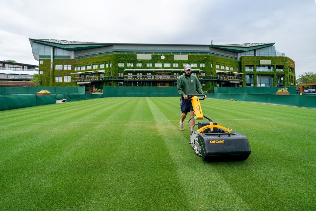 Trávníkáři ve Wimbledonu stále udržují pečlivě střižený trávník, letos ale All England Club zůstal osiřelý