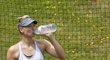 Maria Šarapovová se občerstvuje během tréninku před druhým kolem Wimbledonu