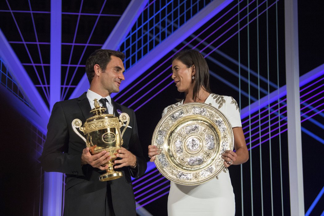 Šampioni wimbledonských dvouher Roger Federer a Garbiňe Muguruzaová na gala večeru vítězů