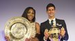 Serena Williamsová a Novak Djokovič s trofejemi pro vítěze Wimbledonu