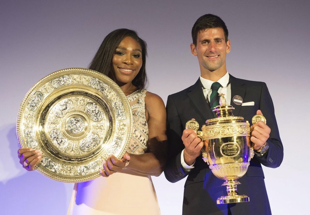 Serena Williamsová a Novak Djokovič s trofejemi pro vítěze Wimbledonu
