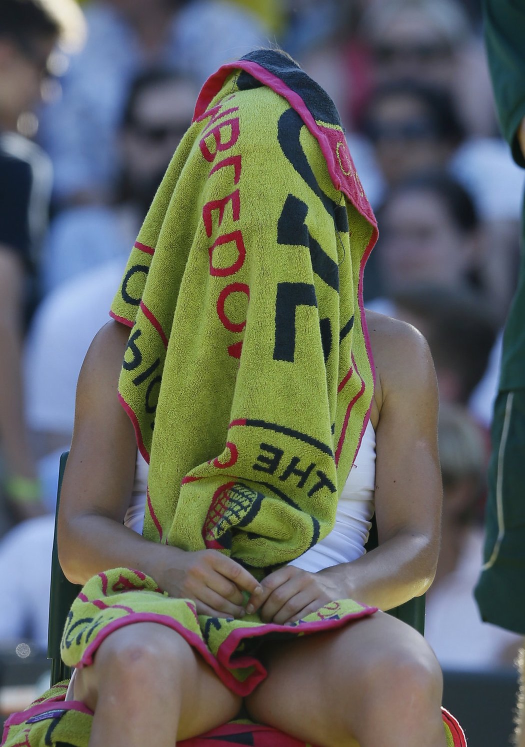 Simona Halepová svůj boj s vedrem nezvládla a z Wimbledonu se poroučela už v prvním kole po prohře se Slovenkou Čepelovou