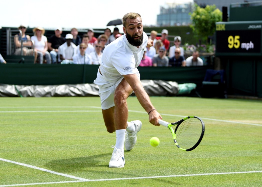 Benoit Paire dobíhá míček v zápase s Jiřím Veselým na Wimbledonu