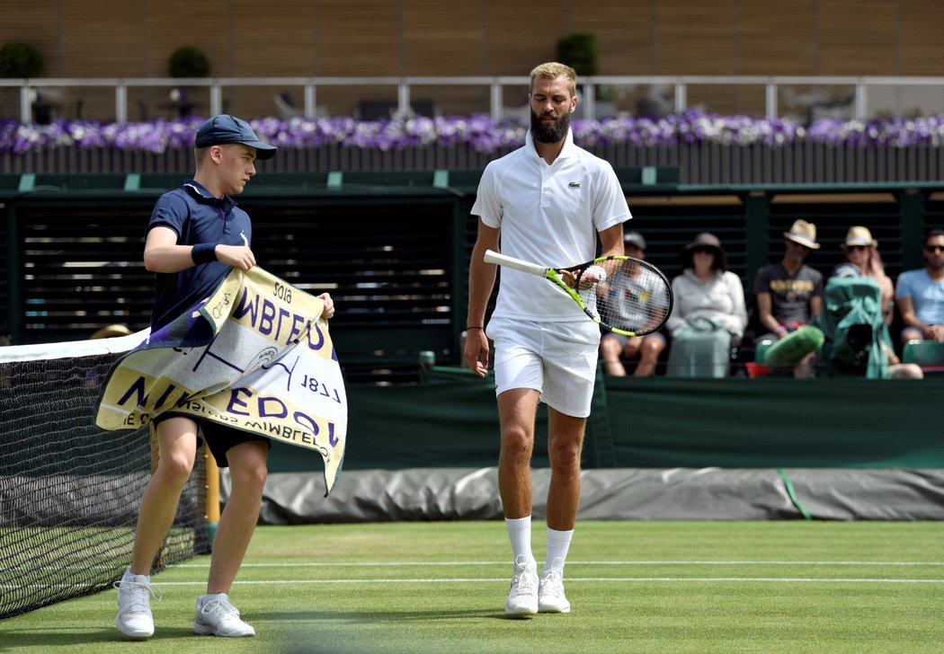 Benoit Paire během utkání s Jiřím Veselým na tenisovém Wimbledonu