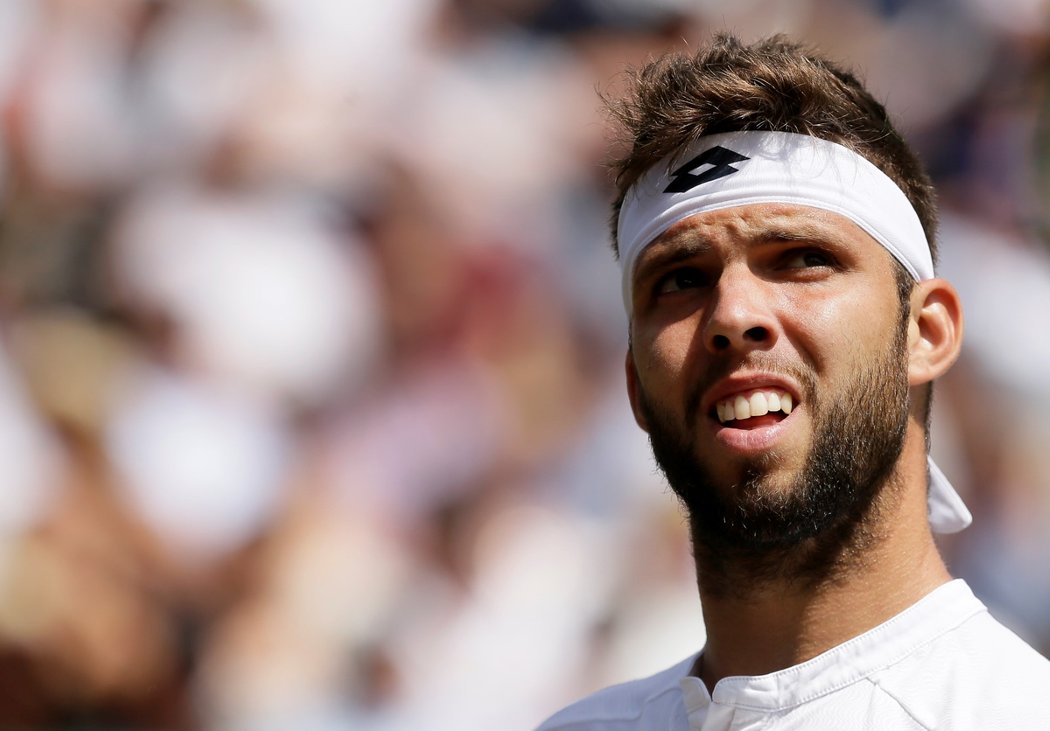 Český tenista Jiří Veselý během utkání na Wimbledonu proti Francouzovi Benoitovi Pairemu