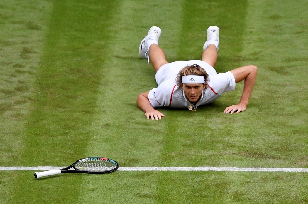 Alexander Zverev v utkání prvního kola Wimbledonu proti českému tenistovi Jiřímu Veselému