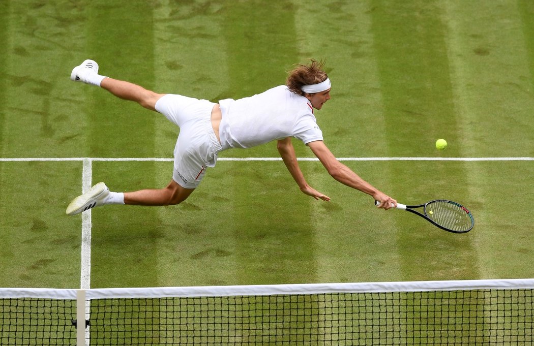 Alexander Zverev v utkání prvního kola Wimbledonu proti českému tenistovi Jiřímu Veselému