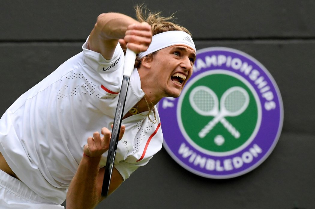 Alexander Zverev v utkání prvního kola Wimbledonu proti českému tenistovi Jiřímu Veselému