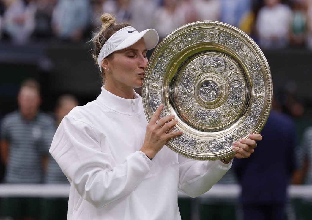 Markéta Vondroušová se raduje z triumfu na Wimbledonu