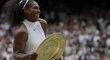 Talíř pro vítězku. Serena Williamsová po triumfu ve Wimbledonu.