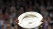 Je to moje trofej. Americká tenistka Serena Williamsová se raduje po dalším triumfu ve Wimbledonu.
