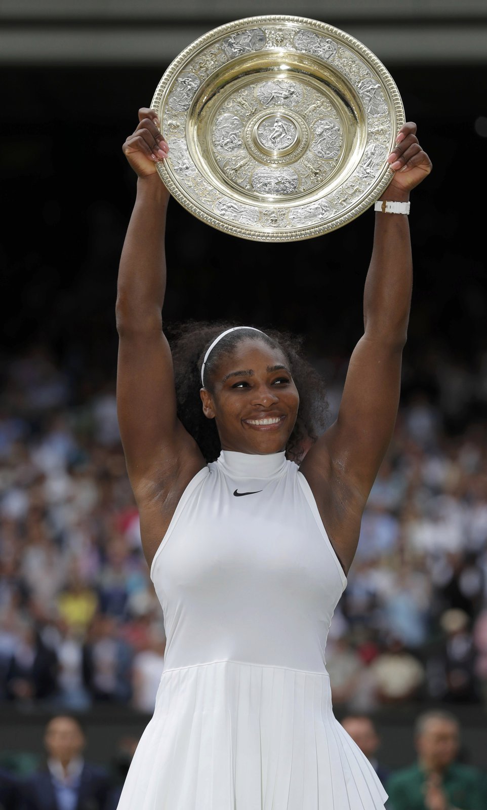 Americká tenistka Serena Williamsová s trofejí pro vítězkou Wimbledonu.