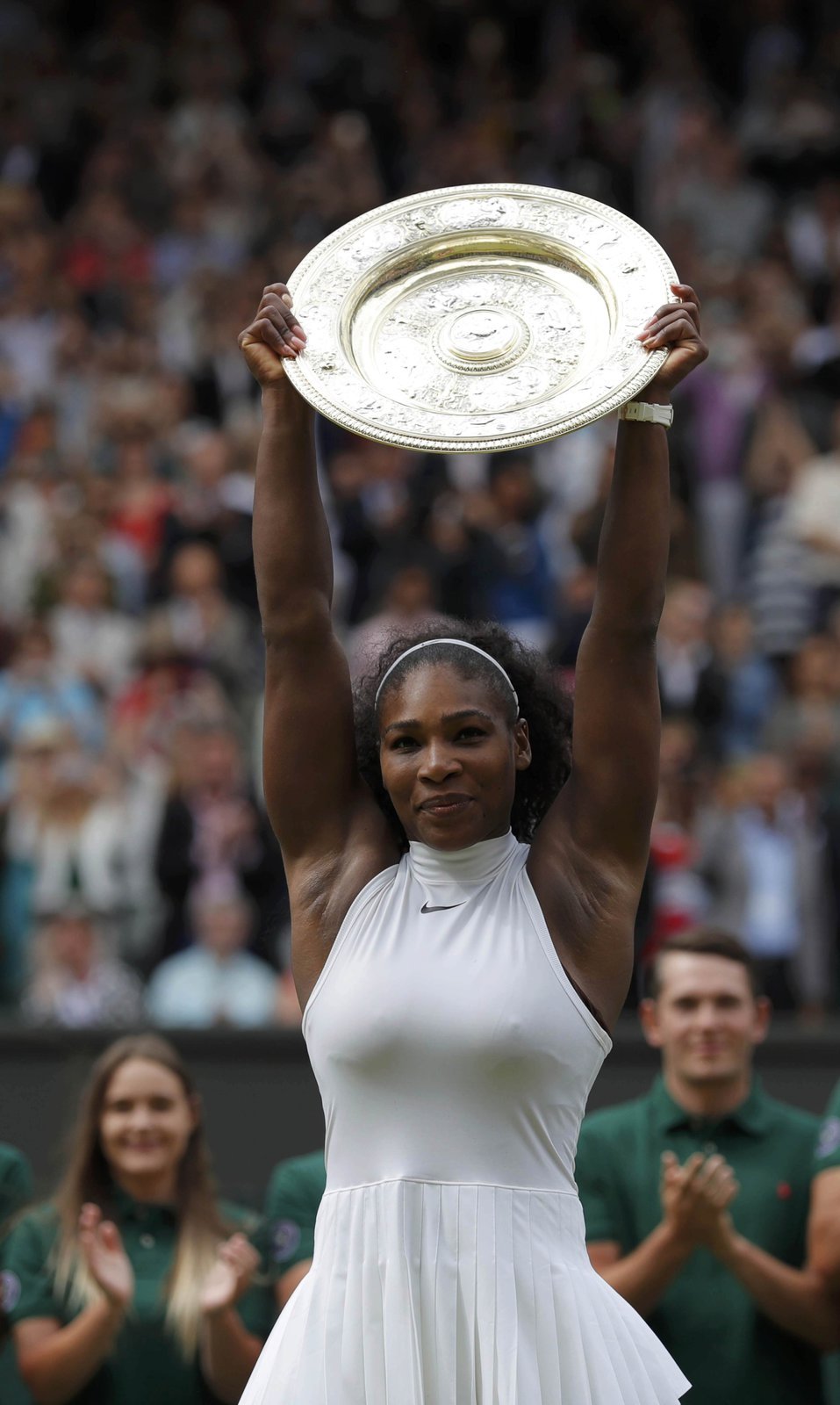 Je to moje trofej. Americká tenistka Serena Williamsová se raduje po dalším triumfu ve Wimbledonu.