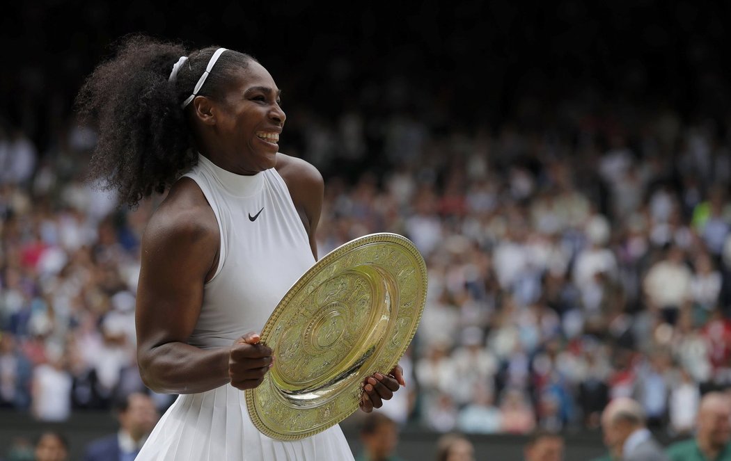 Talíř pro vítězku. Serena Williamsová po triumfu ve Wimbledonu.