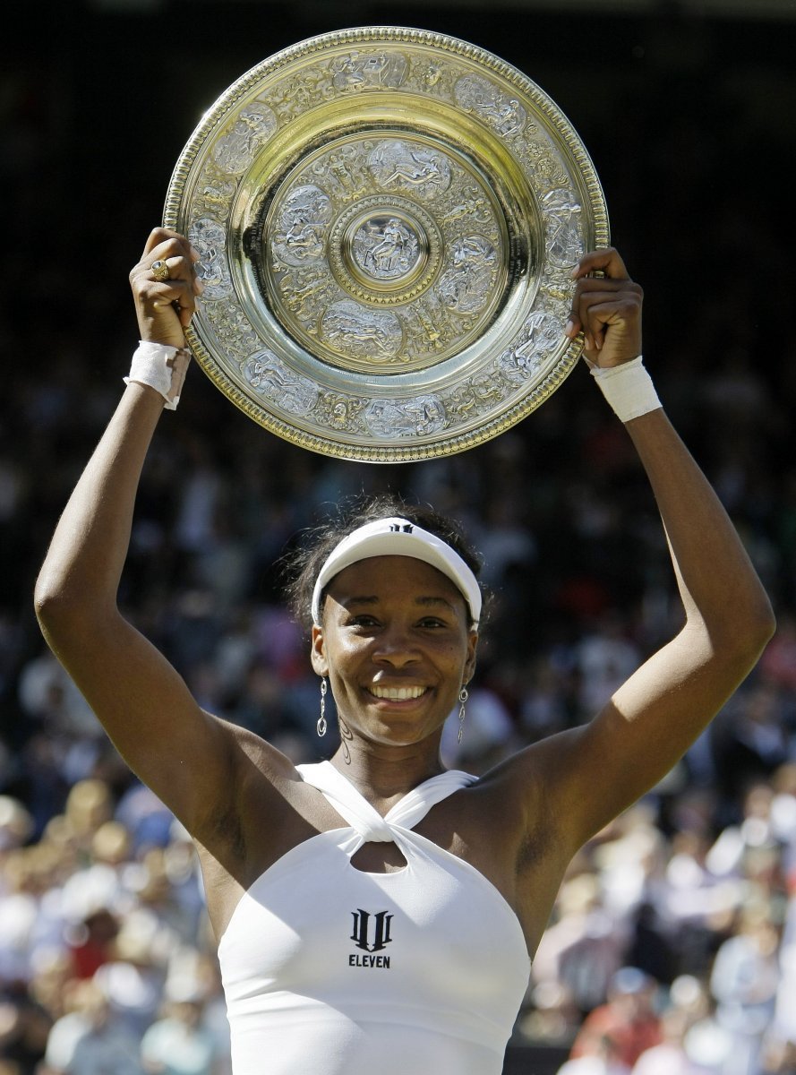 Vítězná trofej v rukou Venus Williamsové.