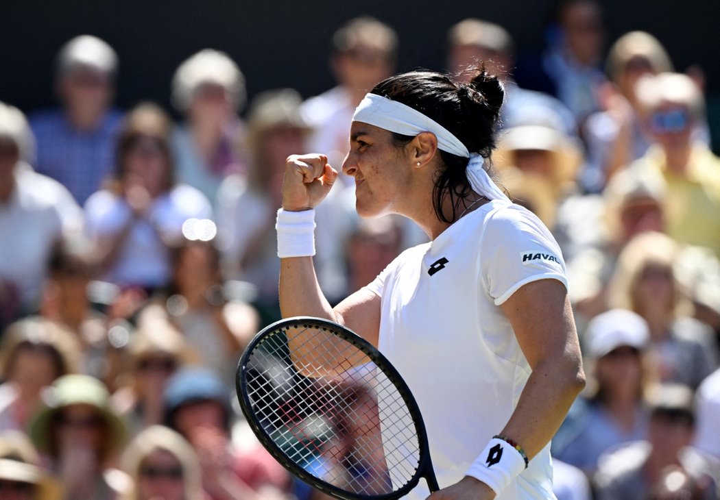 Ons Džabúrová se raduje z vítězného míčku při semifinále na Wimbledonu