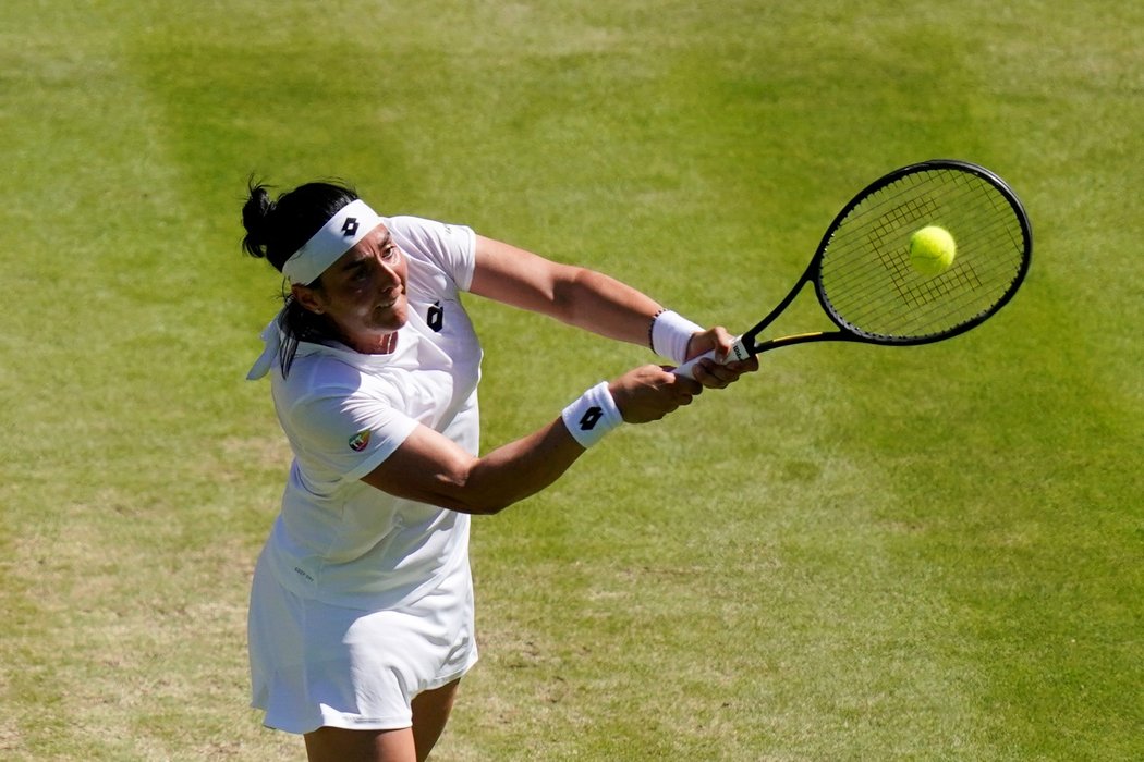 Ons Džabúrová odehrává míček při semifinále Wimbledonu