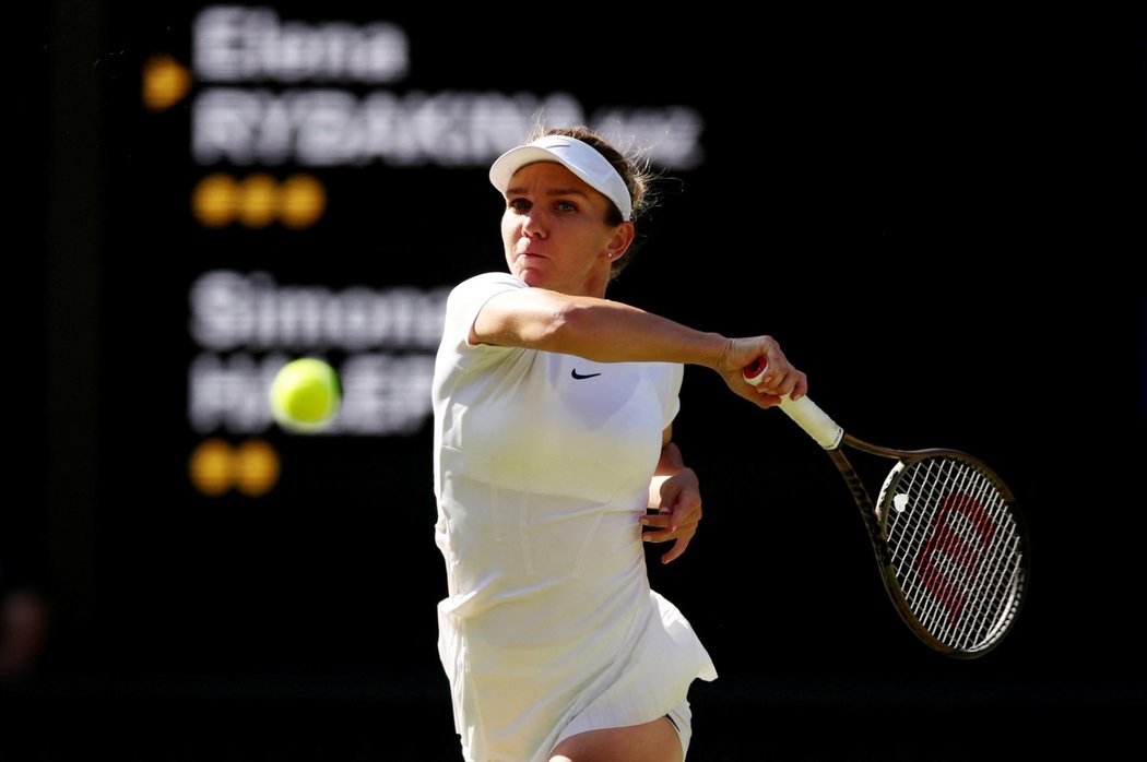 Simona Halepová odehrává míček při zápase s Rybakinovou