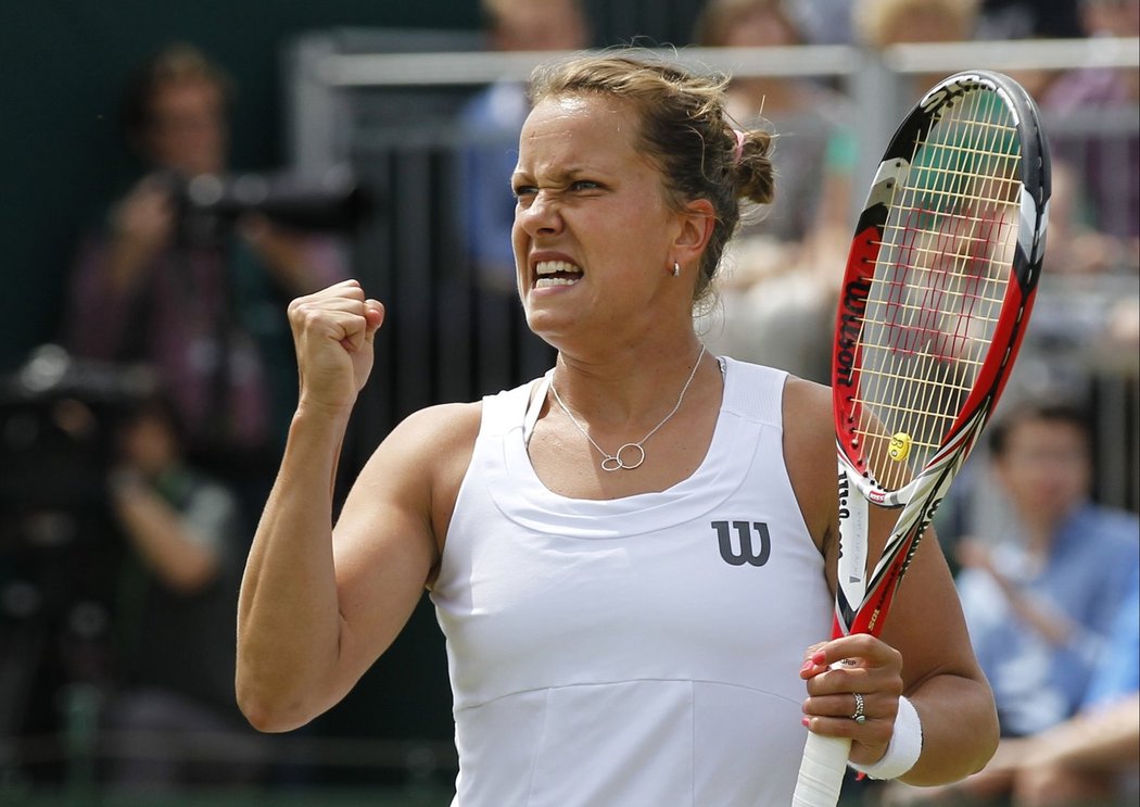 Barbora Záhlavová-Strýcová se raduje po postupu do čtvrtfinále Wimbledonu.