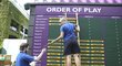 Rozpis zápasů doplňují pořadatelé ve Wimbledonu ručně