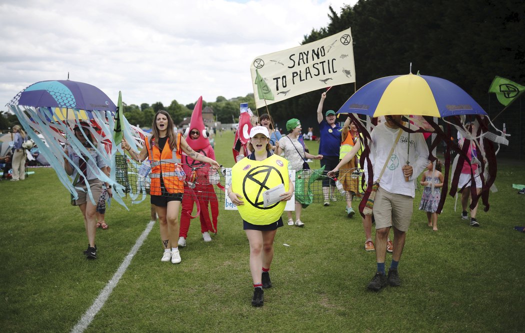 Kolem Wimbledonu se i protestuje. V tomto případě kvůli používání plastů.