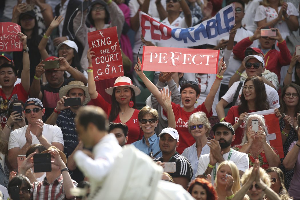 Fanoušci Rogera Federera ve Wimbledonu. Je jich hodně.