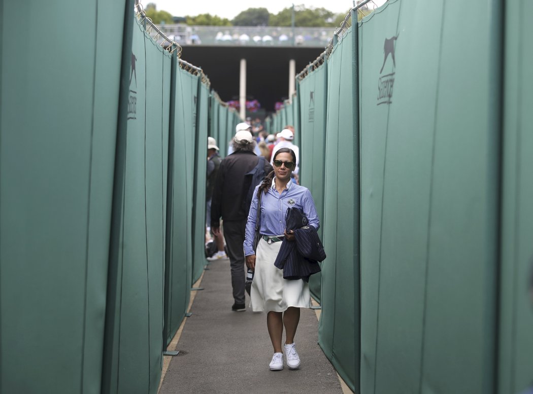 Jeden ze služebních průchodů mezi wimbledonskými kurty